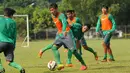 Bek timnas Indonesia U-23, Hansamu Yama Pranata (kedua kiri) berusaha mengecoh rekan setimnya saat berlatih di Lapangan Sutasoma, Jakarta, Rabu (25/3/2015). Garuda Muda akan berlaga di kualifikasi Grup H Piala Asia 2016. (Liputan6.com/Helmi Fithriansyah)