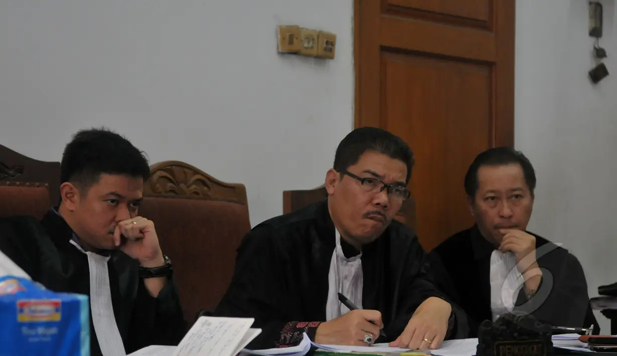 Tim kuasa hukum Suryadharma Ali (SDA) saat sidang lanjutan Praperadilan SDA di Pengadilan Negeri Jakarta Selatan, Kamis (2/4/2015).  Sidang lanjutan Praperadilan dengan agenda mendengarkan keterangan saksi ahli. (Liputan6.com/Johan Tallo)