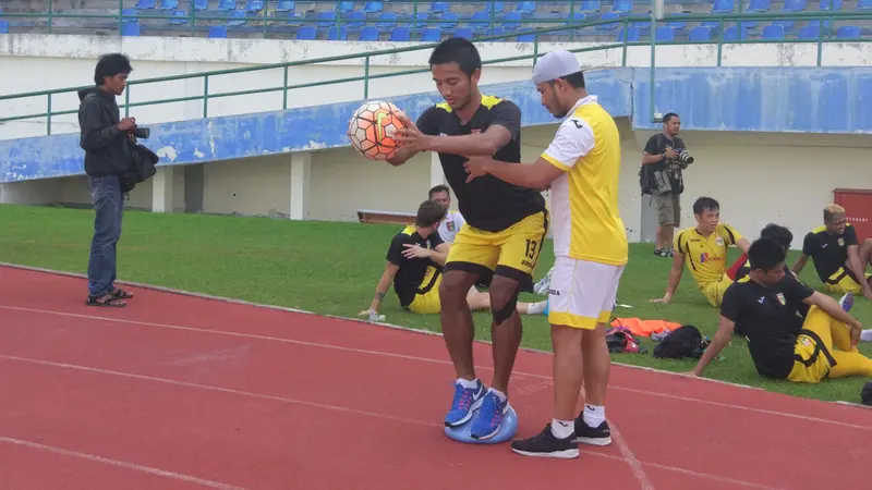 Cedera, gelandang Mitra Kukar Bayu Pradana tidak bisa menghadapi Persib Bandung di 8 besar Piala Presiden. Dia harus menjalani latihan terpisah. 