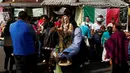 Warga Meksiko membawa patung Santa Muerte berkeliling saat merayakan tahun baru di Meksiko, Minggu (1/1/2017). Santa Muerte dikenal sebagai mahluk pencabut nyawa berwajah tengkorak dengan membawa tongkat bercelurit tajam. (REUTERS/Carlos Jasso)