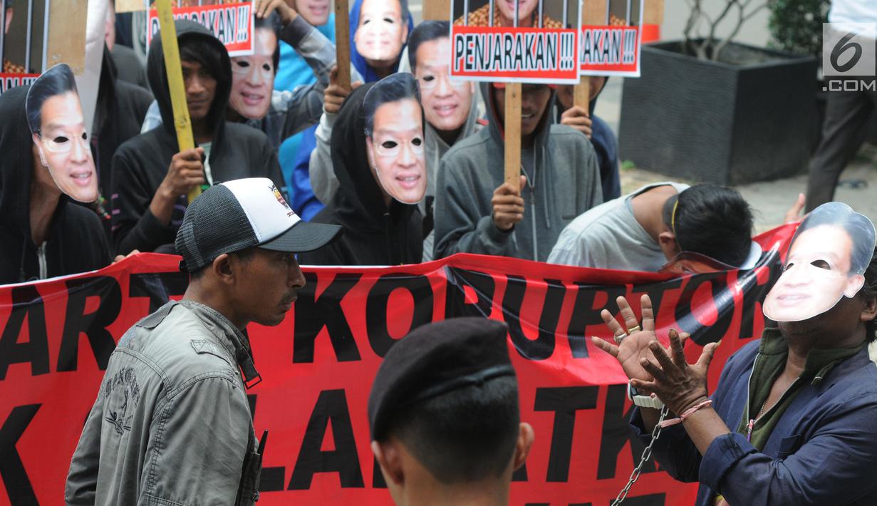 Sejumlah massa bertopeng CEO Lippo Group, James Riady menggelar unjuk rasa di depan Gedung KPK, Jakarta, Rabu (25/10). Massa menuntut KPK segera menyeret James Riyadi terkait kasus dugaan suap perizinan proyek Meikarta. (Merdeka.com/Dwi Narwoko)