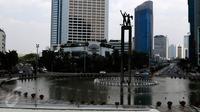 Situasi lalu lintas di kawasan Bundaran HI, Jakarta tampak lengang, Selasa (1/9/2015). Arus lalu lintas di kawasan Bundaran HI terlihat sepi dari pedemo. (Liputan6.com/Yoppy Renato)