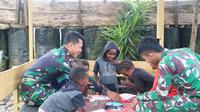 Prajurit Kostrad berusaha keras agar anak-anak di wilayah konflik Nduga tetap bisa mengakses pengetahuan, apapun caranya. Foto: liputan6.com/ist