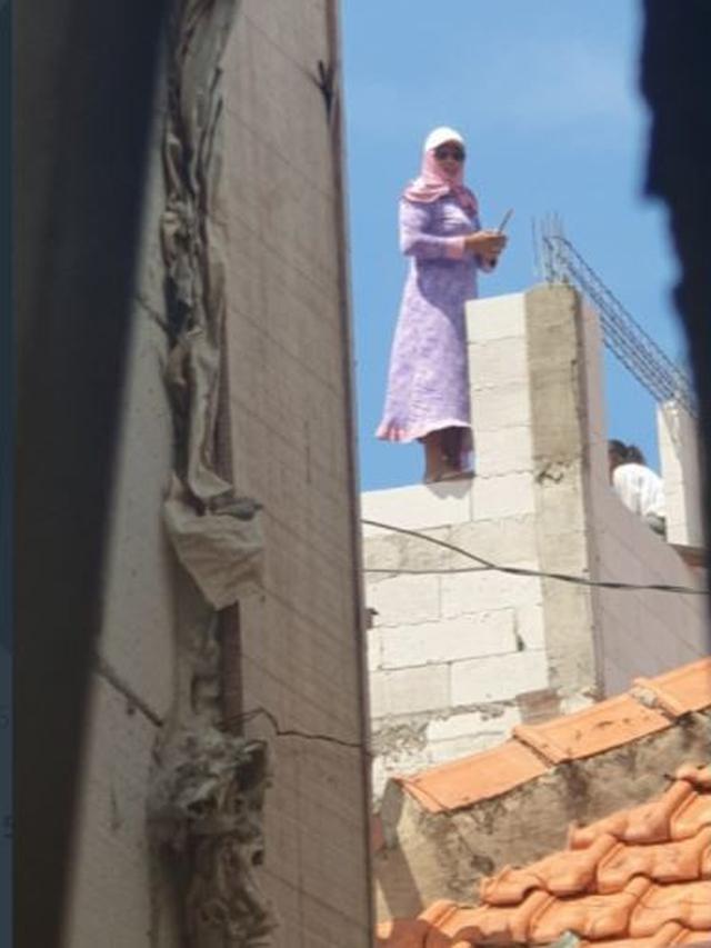 6 Kelakuan Tukang Bangunan saat Melindungi Diri Ini Nyeleneh Banget