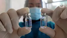 Dokter menunjukkan botol vaksin virus corona COVID-19 produksi Sinovac saat kegiatan vaksinasi di Puskemas Jagakarsa, Jakarta Selatan, Kamis (14/1/2020). Sejumlah Puskesmas di Jabodetabek mulai melakukan vaksinasi COVID-19 pada hari ini. (merdeka.com/Arie Basuki)
