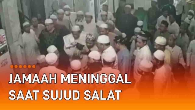 Detik-detik insiden di sebuah masjid terekam CCTV dan beredar di media sosial. Disebut terjadi di Masjid Al Munawarrah Pal 7 Banjarmasin, Kalsel (28/4/2022). Seorang jamaah berbaju hitam terekam sujud salat dan tak segera bangun.