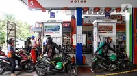 Pengendara motor melakukan pengisian baham bakar minyak (BBM) di SPBU, Jakarta, Rabu (5/2/2020). Kesiapan program tersebut didukung oleh komitmen bersama dari 70 Bupati terhadap perizinan pembangunan BBM Satu Harga di wilayah masing-masing. (Liputan6.com/Angga Yuniar)