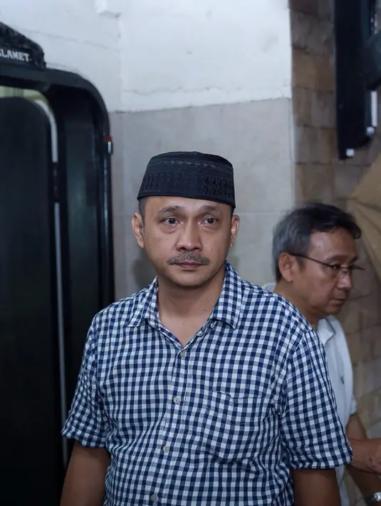 "Saya laki-laki paling kecil, curhat apapun ke saya. Suka duka banyak lah ama orangtua. Saya keliling Indonesia ama mama. Timor Timur tahun 98 pernah juga," tandas Adi Bing Slamet. (Galih W. Satria/Bintang.com)