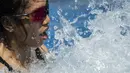 Atlet lompat jauh Indonesia, Maria Londa, berlari di air saat latihan fisik di Hotel Century Senayan, Jakarta, Jumat (11/5/2018). Latihan ini merupakan persiapan jelang Asian Games XVIII. (Bola.com/Vitalis Yogi Trisna)