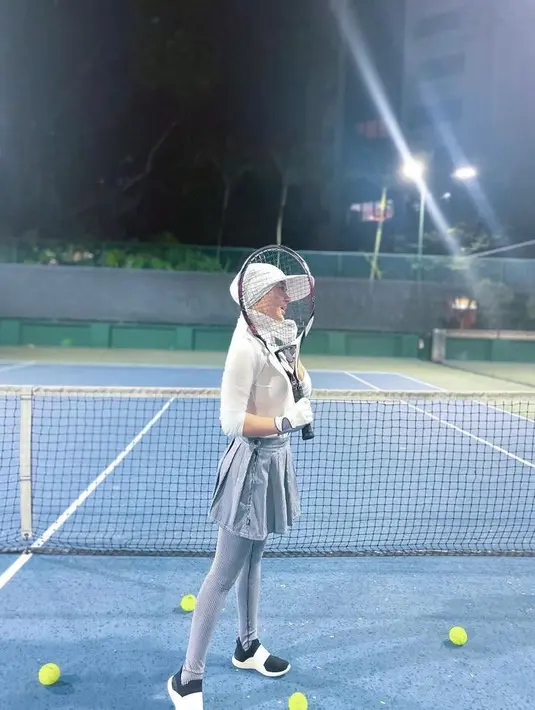 Padanan long sleeve top, rok tenis dan celana legging kerap jadi andalannya. @princessyahrini.