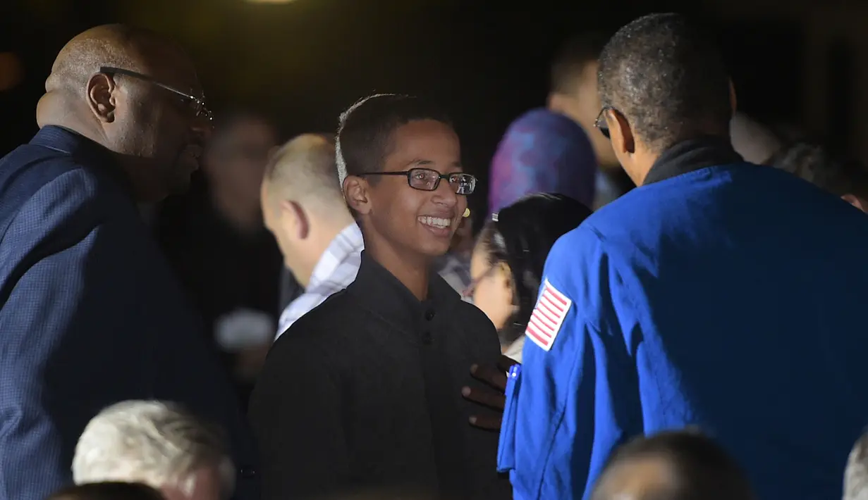 Ahmed Mohamed, remaja asal Texas yang sempat ditahan karena jam buatannya dianggap bom mengunjungi Gedung Putih, Washington, Senin (19/10). Ahmed mendapat undangan pribadi dari Presiden Obama untuk menghadiri 'Astronomy Night'. (AFP PHOTO/Mandel NGAN)