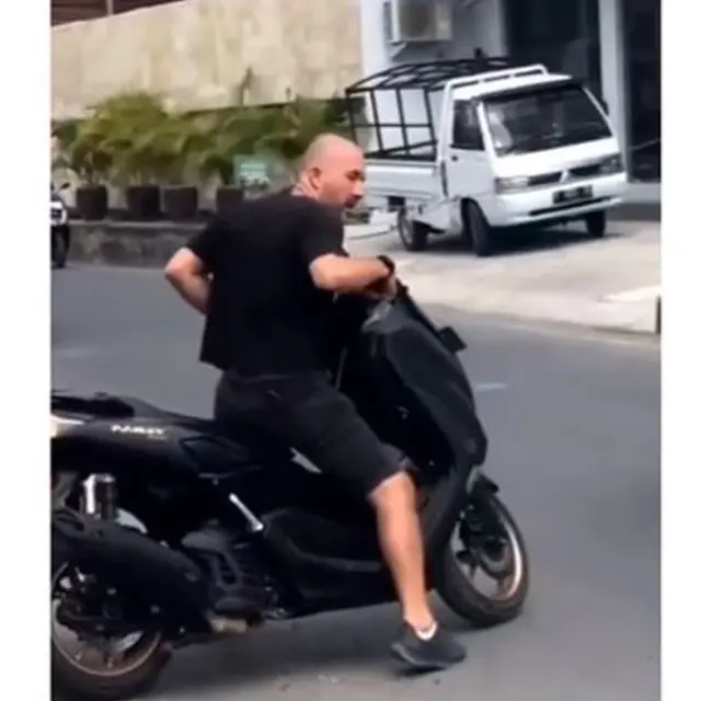 Belum Lancar Berkendara, Turis Asing di Bali Sewa Motor Hinga Tabrak Mobil