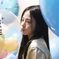 Minji NewJeans terima hadiah dari Chanel di sela-sela pemotretran dengan ELLE Korea isu Maret 2023. (tangkapan layar YouTube NewJeans)