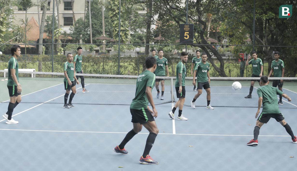 Para pemain Timnas Indonesia berlatih ringan di Hotel Sultan, Jakarta (14/11). Latihan ini merupakan persiapan jelang laga Piala AFF 2018. (Bola.com/Okie Prabhowo)