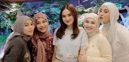 Gaya Mamayu saat Bukber di Penghujung Ramadan. [@marginw/@kesharatuliu05]