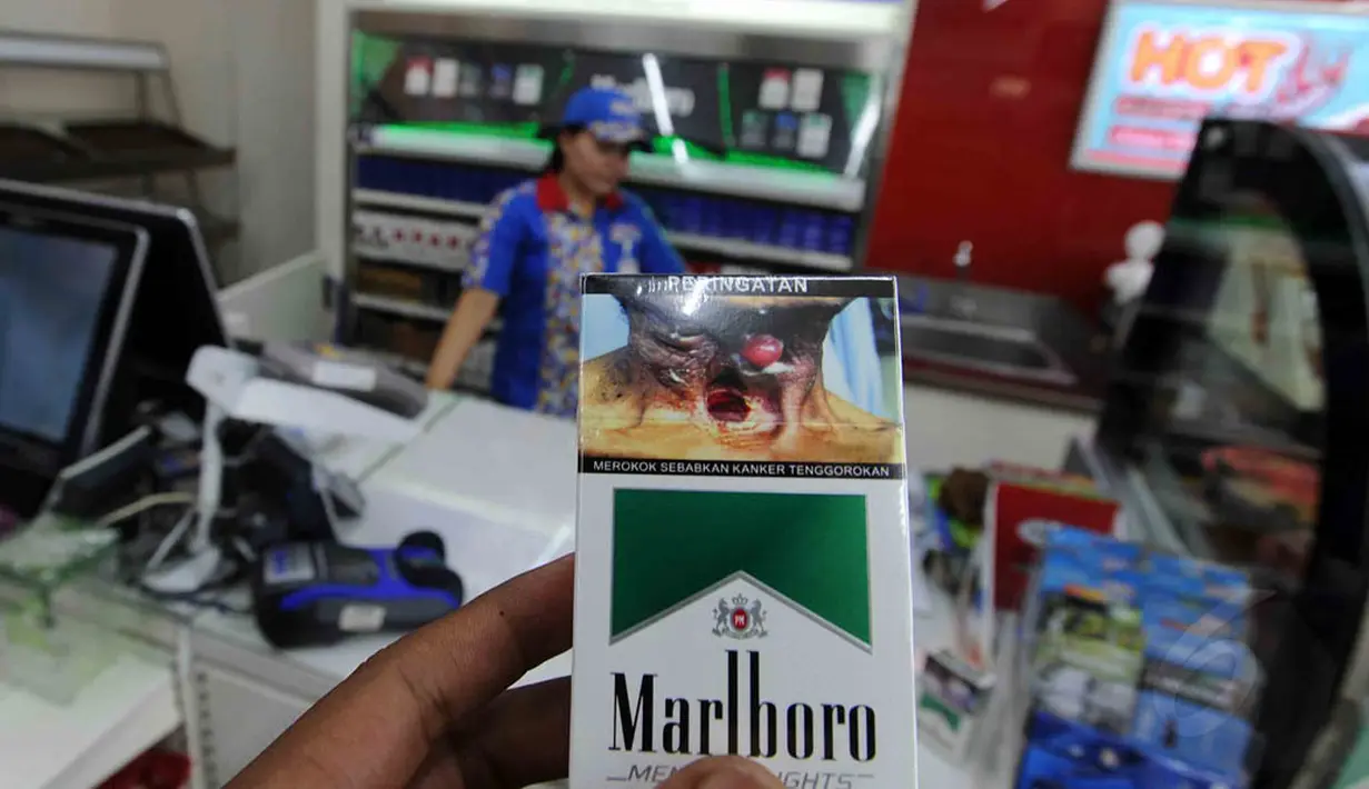 Dengan peringatan bergambar itu diharapkan jumlah perokok aktif di Indonesia bisa ditekan, Jakarta, Selasa (24/6/14). (Liputan6.com/Johan Tallo)