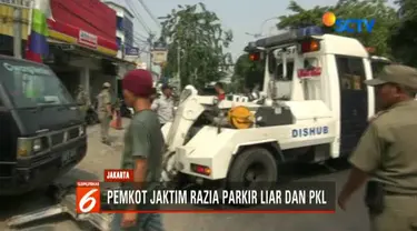 Petugas gabungan gelar razia kendaraan yang parkir liar dan pedagang kaki lima di trotoar di kawasan Jakarta Timur.