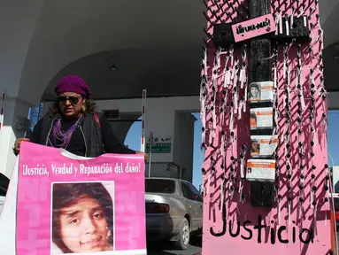 Aktivis membawa foto Jocelyn Calderon Reyes yang hilang pada 30 Desember 2013 di Jembatan Internasional Paso del Norte, Ciudad Juarez, Chihuahua, Meksiko, Rabu (7/3). Aksi ini menghormati Hari Wanita Internasional atau Women's Day. (HERIKA MARTINEZ/AFP)