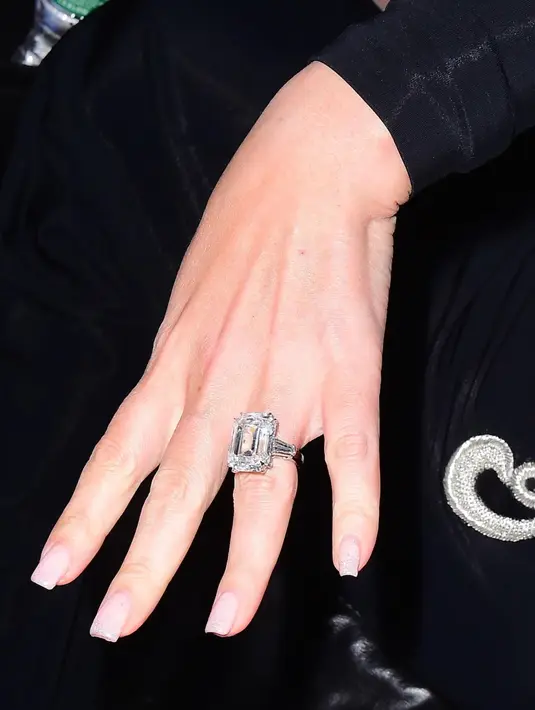Mariah Carey mengenakan cincin tunangannya yang berharga mencapai 10 juta dolar. Foto: Vogue.
