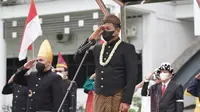 Rektor USU, Muryanto Amin, tampak mengenakan pakaian adat Jawa saat memimpin upacara peringatan Hari Guru Nasional 2021