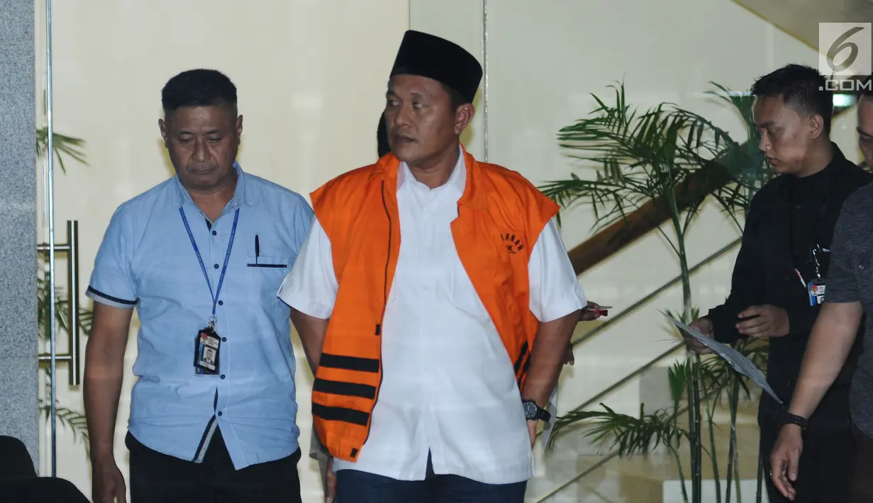 Bupati Lampung Tengah Mustafa (kedua kiri) berjalan meninggalkan Gedung KPK, Jakarta, Selasa (20/2). Mustafa diperiksa sebagai saksi dugaan suap persetujuan pinjaman daerah untuk APBD Lampung Tengah TA 2018. (Liputan6.com/Helmi Fithriansyah)