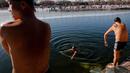 Sejumlah pria berenang di Danau Shichahai yang setengah beku di Beijing, (24/1). Menurut beberapa penduduk setempat, berenang di air dingin baik untuk kesehatan. (AP Photo / Andy Wong)