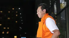 Tersangka Bupati Kebumen (nonaktif) Mohammad Yahya Fuad seusai menjalani pemeriksaan di KPK, Jakarta, Kamis (8/3). Mohammad Yahya Fuad menjalani pemeriksaan perdana sebagai tersangka pasca ditahan KPK. (Liputan6.com/Herman Zakharia)