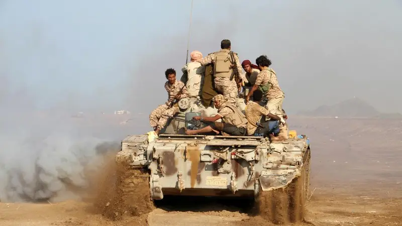 Sekumpulan tentara Uni Emirat Arab berpatroli di wilayah konflik Yaman (AFP/Saleh Al Obeidi)