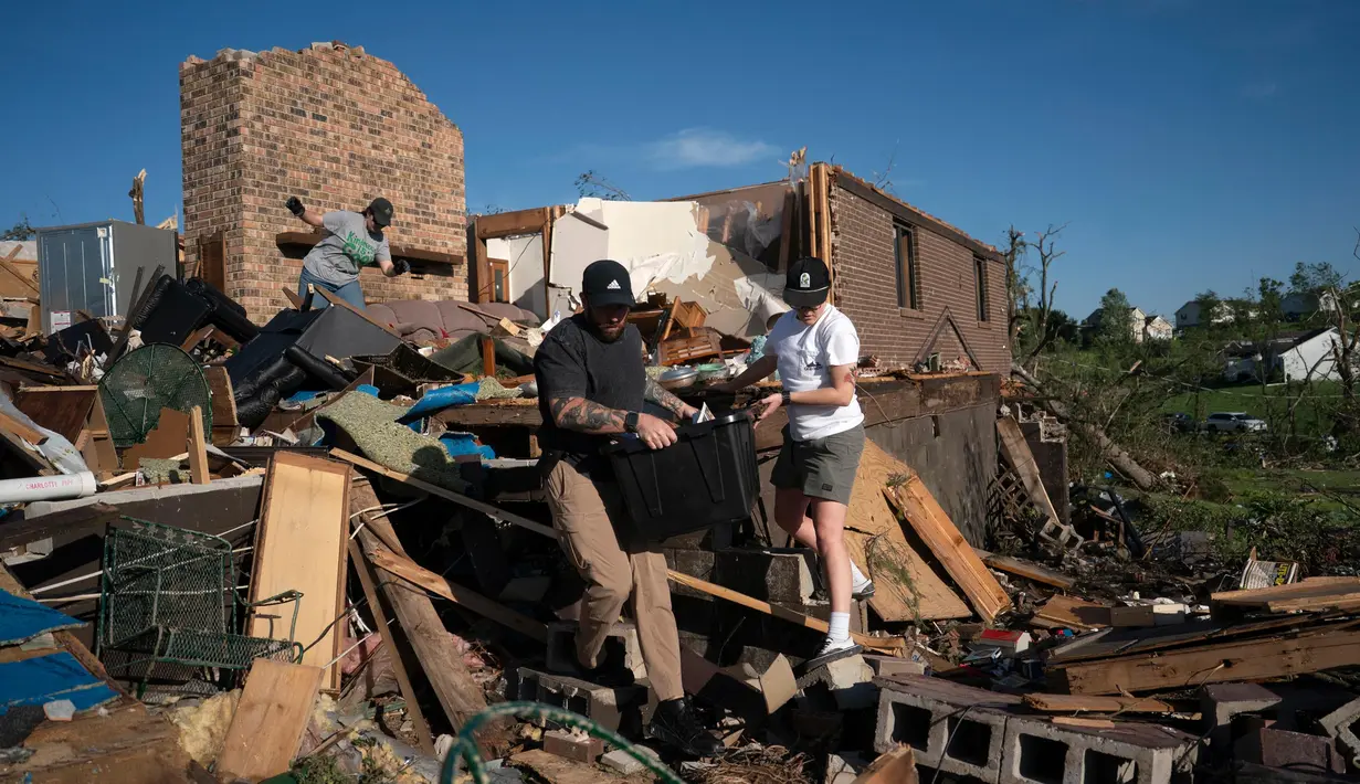 Pihak berwenang setempat pada 17 Mei 2025 mengatakan, sedikitnya 25 orang tewas terdampak badai dan topan yang melanda sebagian wilayah dua negara bagian Amerika Serikat, Kentucky dan Missouri. (Allison Joyce/AFP)