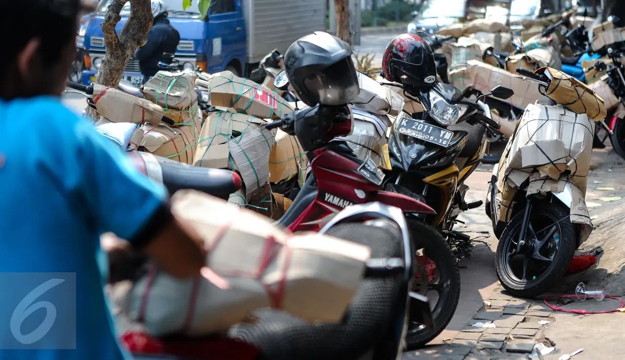 Sejumlah motor yang akan dikirim via kereta api, Senen, Jakarta, Senin (29/6/2015). Menjelang Hari Raya Idul Fitri 2015, pengiriman terutama untuk motor mengalami peningkatan. (Liputan6.com/Faizal Fanani)