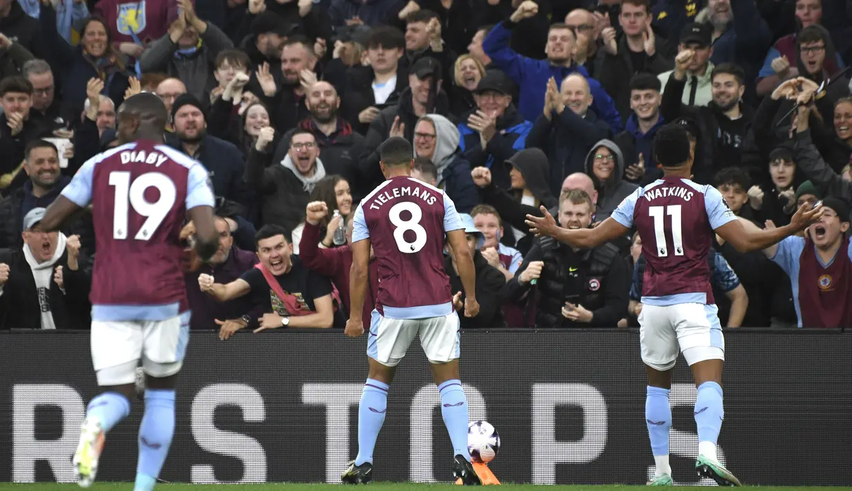 Pemain Aston Villa, Youri Tielemans, melakukan selebrasi setelah mencetak gol ke gawang Liverpool pada laga Liga Inggris di Stadion Villa Park, Selasa (14/5/2024). Aston Villa di peringkat keempat dengan poin 68, memperbesar peluang mereka lolos ke Liga Champions. (AP Photo/Rui Vieira)