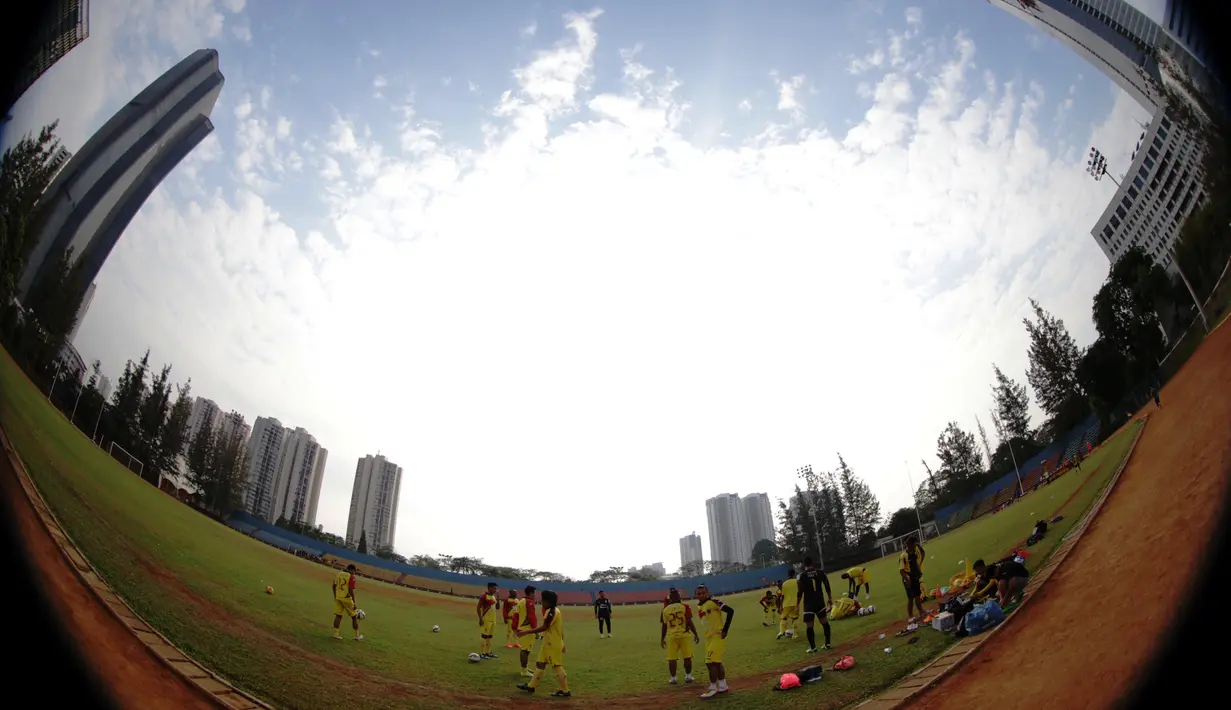 Sriwijaya FC menggelar latihan jelang final Piala Presiden 2015 di Stadion Soemantri Brojonegoro, Jakarta, Jumat (16/10/2015) pagi WIB. (Bola.com/Nicklas Hanoatubun)