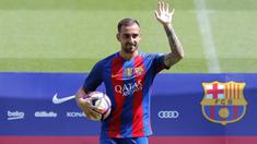 Striker baru Barcelona, Paco Alcacer, diperkenalkan kepada suporter di Stadion Nou Camp, Barcelona, Spanyol, Kamis (8/9/2016). Bomber asal Spanyol ini diproyeksikan untuk menjadi pelapis bagi Trio MSN. (Reuters/Stringer)