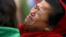 Seorang wanita menagis melihat kondisi rumah mereka yang hancur akibat gempa, Nepal, Sabtu (25/4/2015). Dikabarkan sekitar 500 orang lebih tewas dalam peristiwa tersebut (Reuters/Navesh Chitrakar)