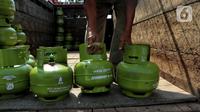 Pekerja melakukan bongkar muat  tabung gas LPG 3kg di Kawasan Tangerang, Banten, Rabu (9/8/2023). (Liputan6.com/Angga Yuniar)