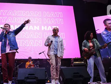 Grup musik Base Jam saat tampil pada hari kedua festival musik All You Can Hear Gigs di Asthana Kemang, Jakarta Selatan, Rabu (6/11/2024). (Liputan6.com/Angga Yuniar)