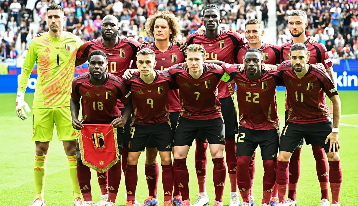 Para pemain starting XI Timnas Belgia berfoto bersama jelang dimulainya laga Grup E Euro 2024 menghadapi Timnas Slovakia di Waldstadion, Frankfurt, Jerman, Senin (17/6/2024). (AFP/Javier Soriano)