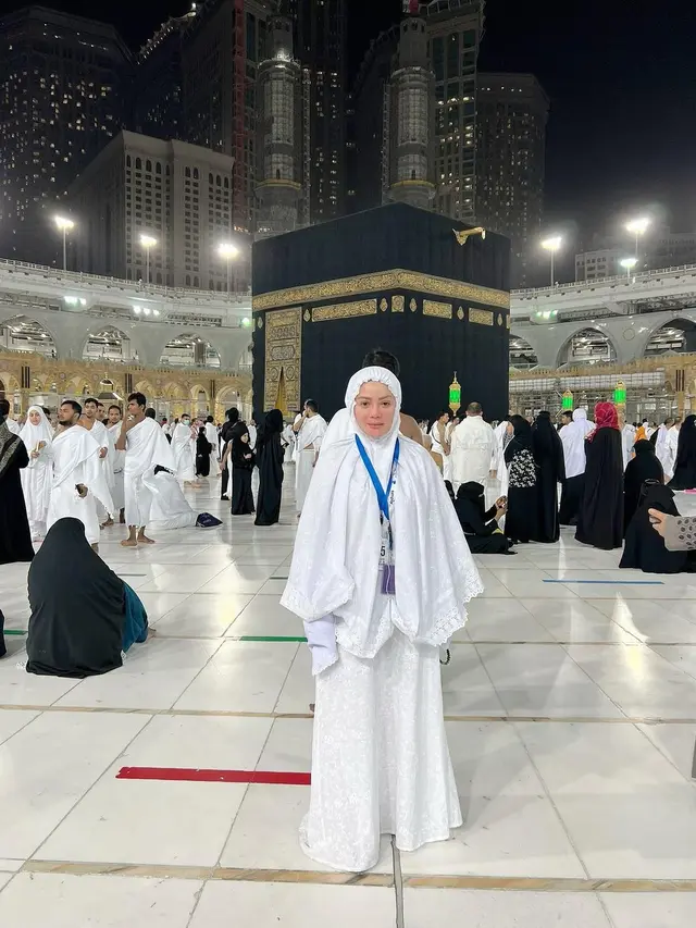 7 Potret Kristina Saat Menjalani Ibadah Umrah, Tampil Menawan dengan Hijab