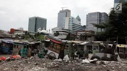 Sejumlah gerobak dagangan milik warga yang bermukim di Kampung Kuningan Timur, Jakarta, Kamis (11/1). Pesatnya pembangunan membuat beberapa kampung di tengah kota terus terancam oleh gemerlap gedung bertingkat. (Liputan6.com/Arya Manggala)
