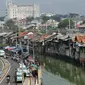 Suasana pemukiman kumuh padat penduduk di bantaran kali di Jakarta, Selasa (4/8/2020). Badan Pusat Statistik (BPS) mencatatkan jumlah penduduk miskin Indonesia mencapai 26,42 juta orang per Maret 2020. (Liputan6.com/Angga Yuniar)