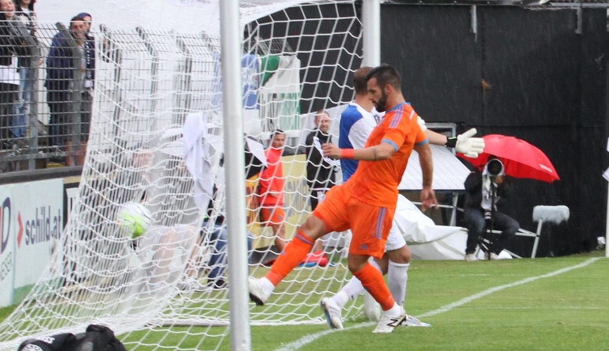 Alvaro Negredo dengan mudah memasukan bola ke gawang Wiener Sport Klub. (Bola.com/Reza Khomaini)