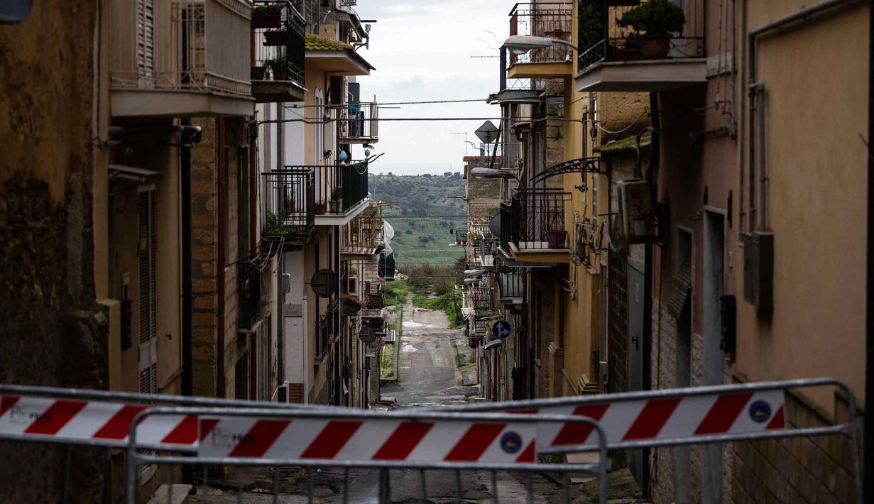 Menteri Perlindungan Sipil, Nello Musumeci mengonfirmasi perluasan zona penyangga keamanan dari 100 meter menjadi 150 meter sebagai langkah pencegahan. Tampak foto yang menunjukkan sebagian zona merah di pusat kota Niscemi tempat orang-orang dievakuasi setelah tanah longsor besar yang merusak rumah-rumah, di Sisilia pada Kamis 29 Januari 2026. (MARCO BERTORELLO/AFP)