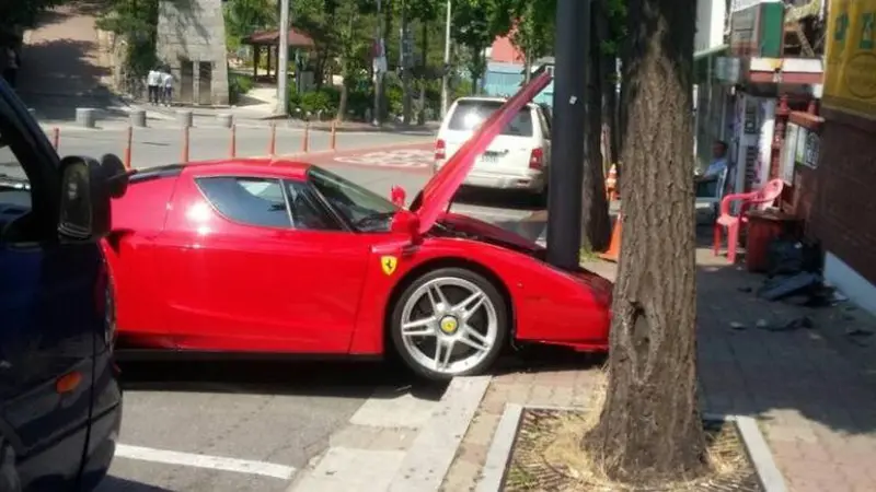 Tabrak Tiang Listrik, Kap Ferrari Langka Terbelah Dua