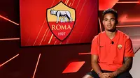 Pemain baru AS Roma, Justin Kluivert, melakukan interview saat diperkenalkan ke publik di Trigoria, Roma, Jumat (22/6/2018). Dirinya didatangkan dengan harga 17,25 juta euro dari Ajax Amsterdam. (Laman Resmi AS Roma)