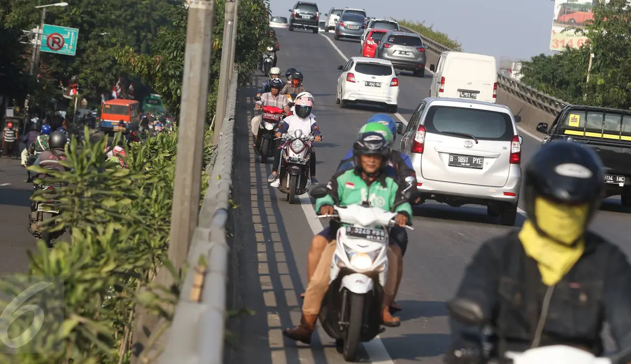 Pengendara sepeda motor melawan arus di fly over kawasan Kemayoran, Jakarta, Kamis (18/8). Aksi nekat tersebut tetap dilakukan pengendara untuk menghindari razia kendaraan bermotor. (Liputan6.com/Immanuel Antonius)