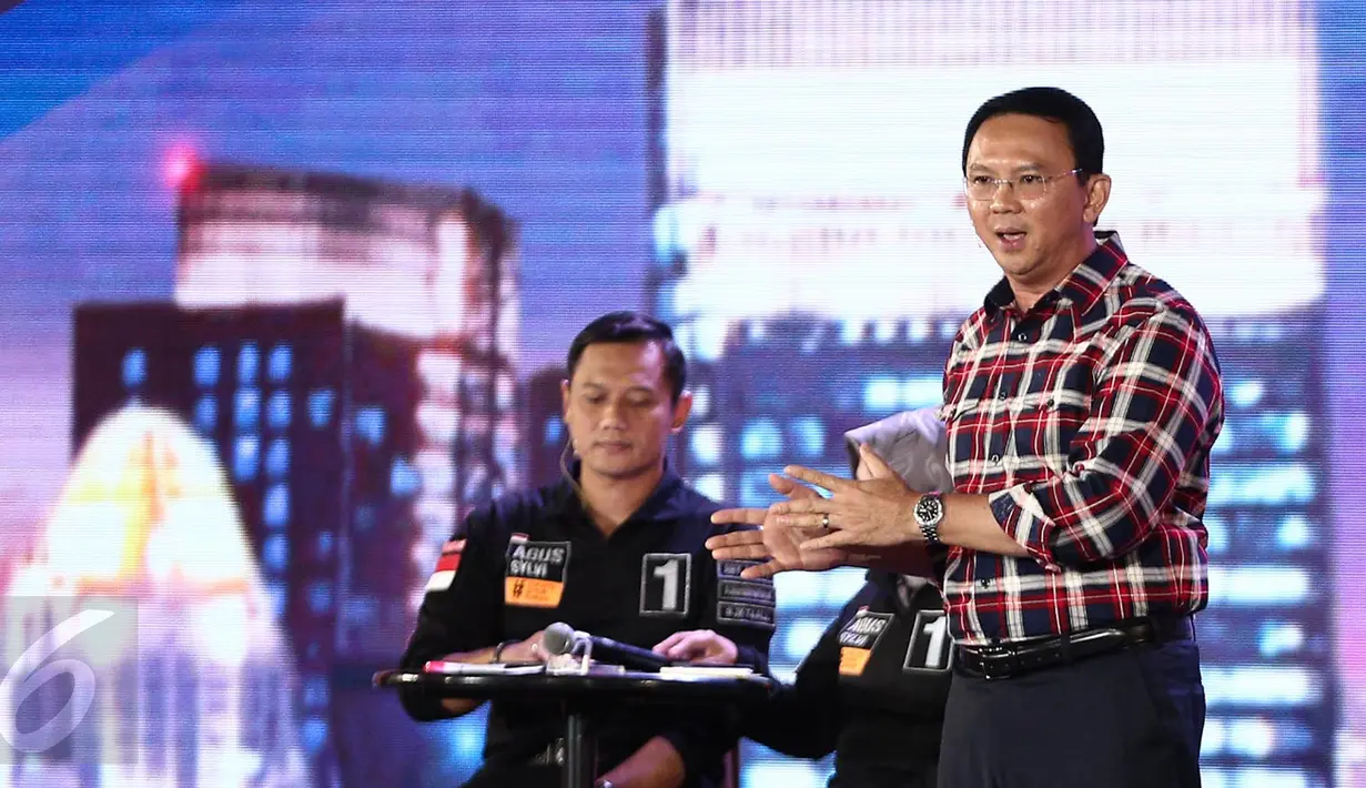 Cagub DKI Jakarta nomor 2, Basuki T Purnama memaparkan visi misi pada Debat perdana Cagub DKI Jakarta di Bidakara, Jakarta, Jumat (10/1/2). (Liputan6.com/Faizal Fanani)