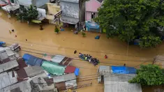 Warga mengungsi menggunakan perahu di kota Dayeuhkolot yang terendam banjir di Bandung pada 12 Januari 2024. (TIMUR MATAHARI/AFP)