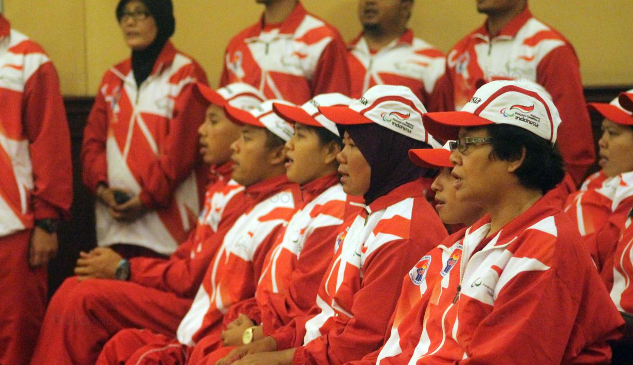 Sejumlah atlet Indonesia menyanyikan lagu Indonesia Raya dalam acara pelepasan kontingen Indonesia ke ASEAN Para Games (APG) 2017 di Hotel Lorin Solo, Selasa (12/9/2017). Indonesia diharapkan meraih juara umum di APG. (Bola.com/Ronald Seger)