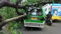 Sebuah angkot tertimpa pohon tumbang di Jalan Dadali, Kelurahan Tanah Sareal, Kecamatan Tanah Sareal, Kota Bogor.