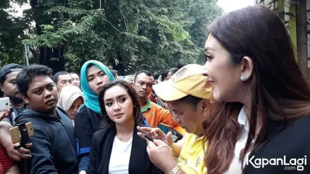 Nafa (kanan) bersedia jadi konsultan di firma hukum Hotman © KapanLagi.com®/Mathias PurwantoNafa (kanan) bersedia jadi konsultan di firma hukum Hotman © KapanLagi.com®/Mathias Purwanto